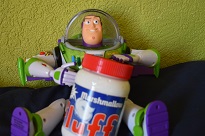 Buzz l'clair en train de manger son pot de Fluff quand les enfants ont le dos tourn ;-)