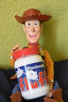 Woody de Toys Story en train de manger son pot de Fluff quand les enfants ont le dos tourn ;-)